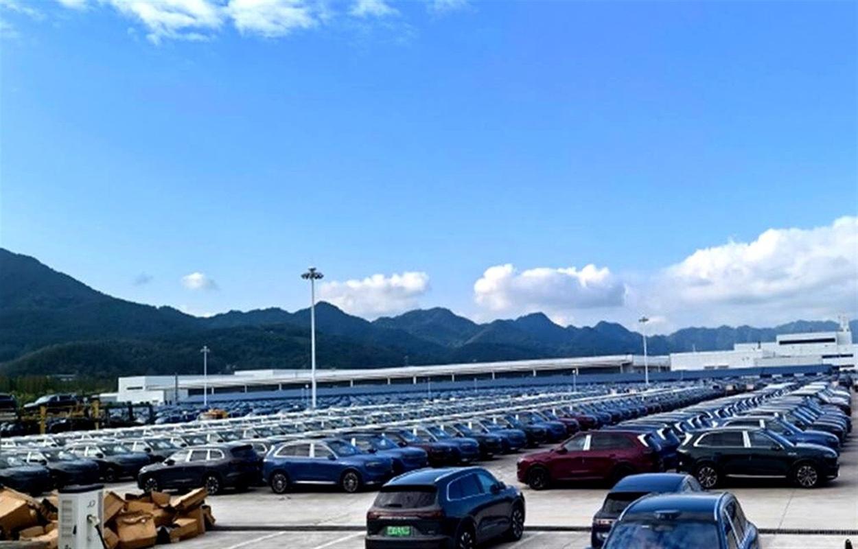 余承东展示赛力斯重庆工厂 3万台新车下线，停车场如乐高堆砌的盛况与背后故事